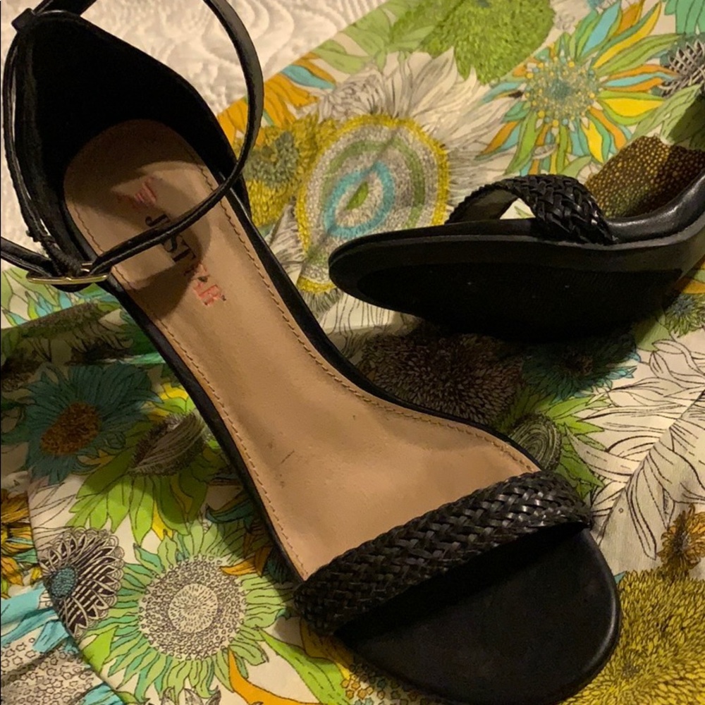 Shoedazzle black hills with straps size 8